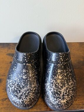 OOFOS OOcloog Black & Gold Mule Size EU  W8